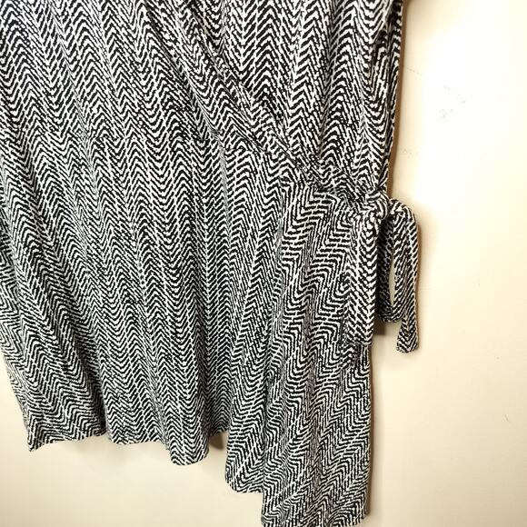 EVRI Faux Wrap Top Black White Chevron Stretch Knit - Picture 3 of 6